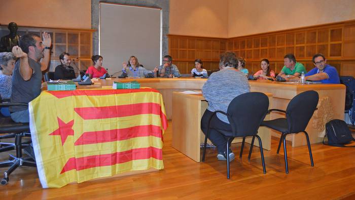 Kataluniaren aldeko mozioa onartuta, estelada jarri dute udaletxeko balkoian