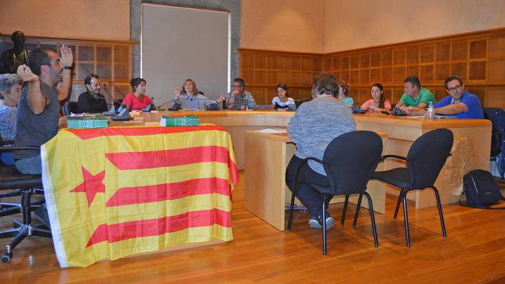 Kataluniaren aldeko mozioa onartuta, estelada jarri dute udaletxeko balkoian