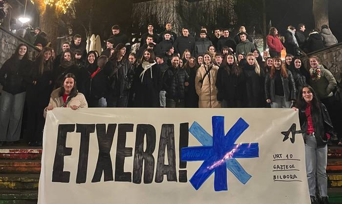 Presoen aldeko argazkia atera zuten Ernaiko gazteek urteko azken egunean