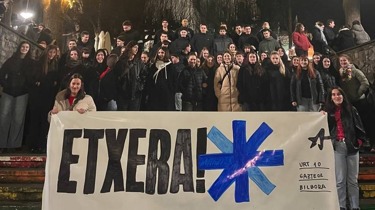 Presoen aldeko argazkia atera zuten Ernaiko gazteek urteko azken egunean