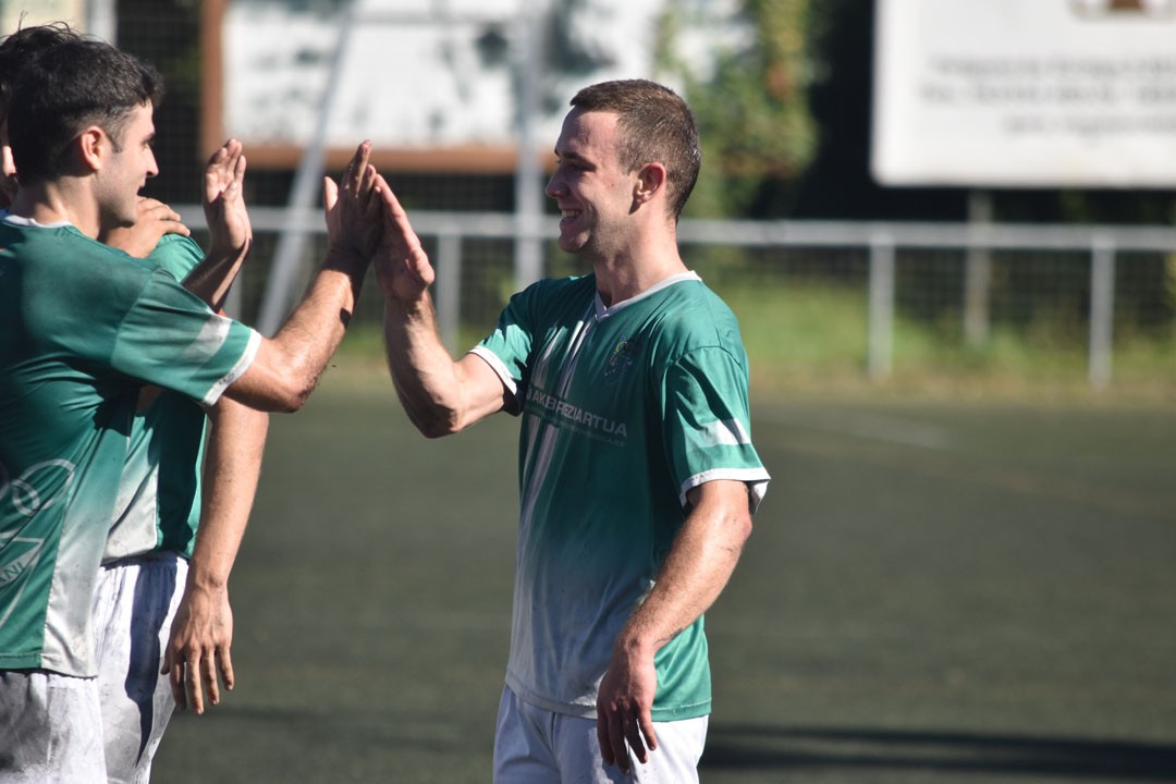 Hirutik hiru garaipen lortuta, asteburu ederra izan da futbol taldeentzat