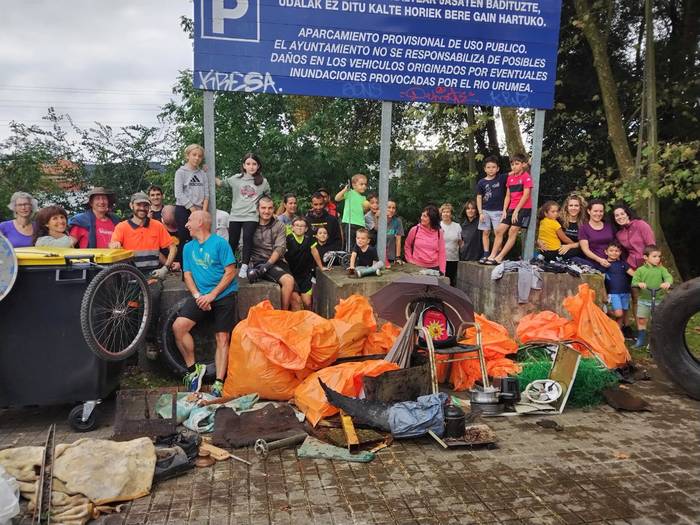 143 kilo jaso zituzten 40 lagunek Urumearen garbiketan
