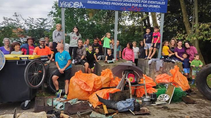 143 kilo jaso zituzten 40 lagunek Urumearen garbiketan