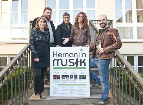 Demode Quartet-en eskutik:
kantu ezagunak hartu, eta show haundi bat 