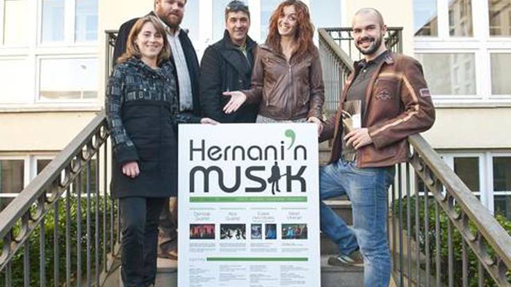 Demode Quartet-en eskutik:
kantu ezagunak hartu, eta show haundi bat 