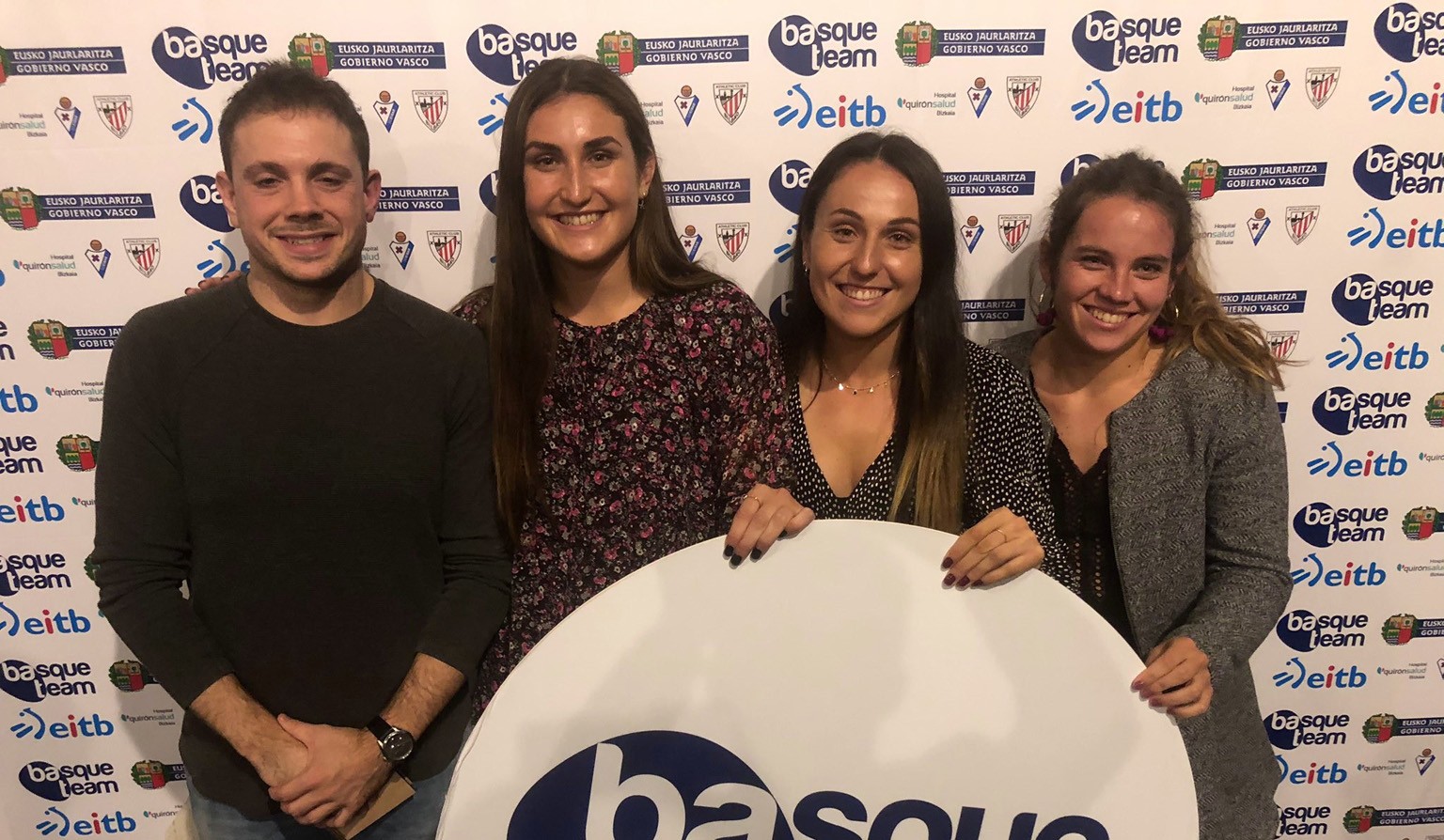 Basque Teamek Igor Genua agurtu zuen eta Iñigo Llopis berriz saritu