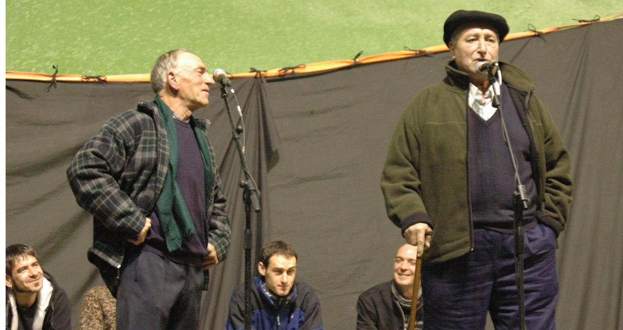 Julian Ezeiza ‘Aterpe’ hil da, bertsoaren hariari eten gabe heldu zion bertsolaria