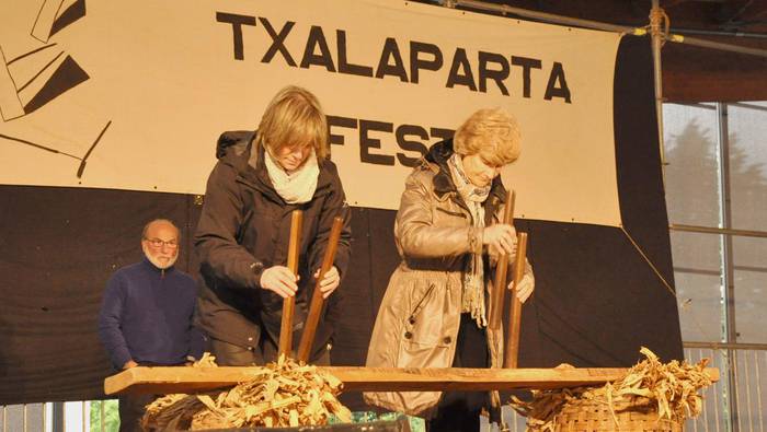  Bi eguneko festa, txalaparta doinuez
