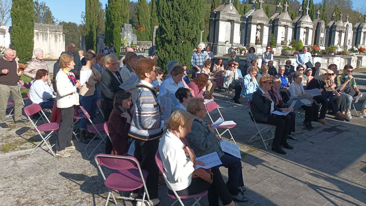 Loreak bailarako hilerrietara gaur,  Santu Guztien Egunean