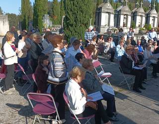 Loreak bailarako hilerrietara gaur,  Santu Guztien Egunean