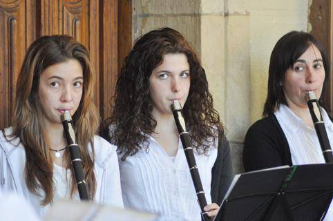Asteburua musikaz blai joan da Hernanin.  