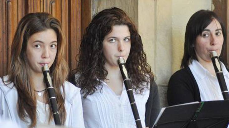 Asteburua musikaz blai joan da Hernanin.  