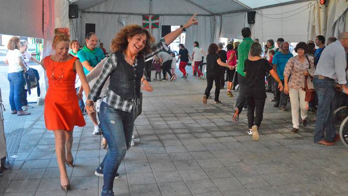 Festa polita eta martxa ederra atzo, Portuko auzotarrek
