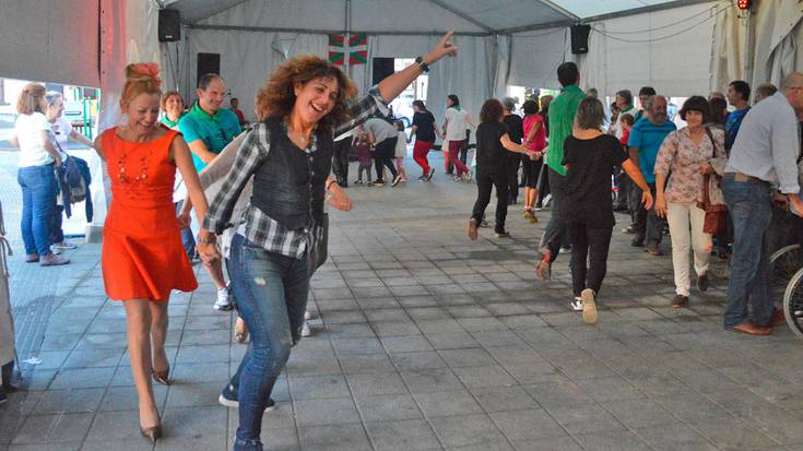 Festa polita eta martxa ederra atzo, Portuko auzotarrek