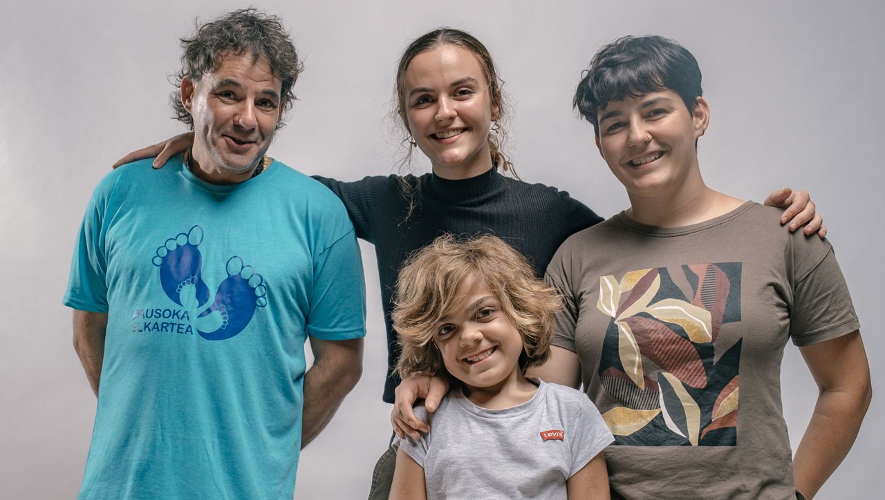 Pausoka elkartearentzat 'Elkarrekin jolasten' abestia, Eli Pagolak eta Ainhoa Larrañagak