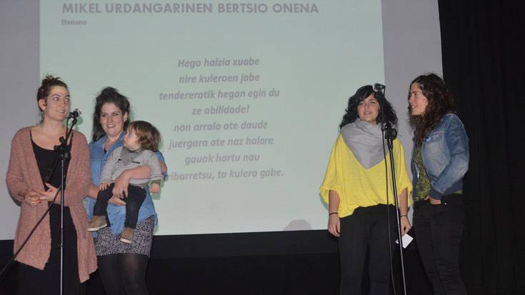 «Irribarretsu, ta kulero gabe»... Eta sari zoragarrien jabe!