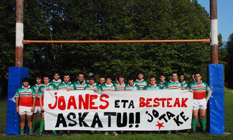 Errugbi elkarteko jokalariek elkartasuna adierazi zioten Joanes Larretxeari.  
