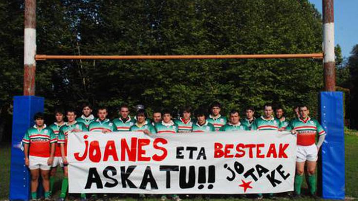 Errugbi elkarteko jokalariek elkartasuna adierazi zioten Joanes Larretxeari.  