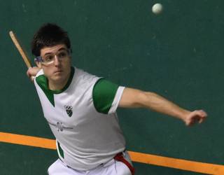 Final laurdenetarako pasearen bila, bailarako esku pelotari eta palistak