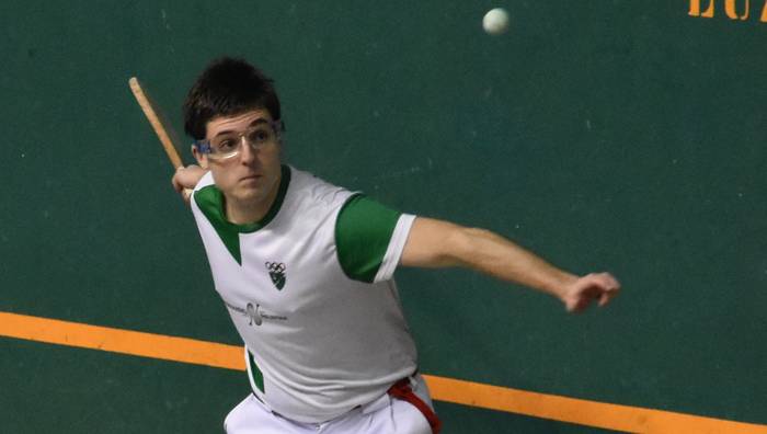 Final laurdenetarako pasearen bila, bailarako esku pelotari eta palistak