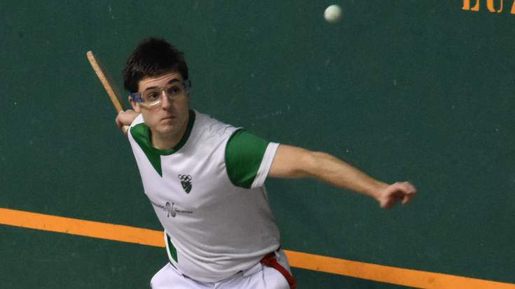 Final laurdenetarako pasearen bila, bailarako esku pelotari eta palistak