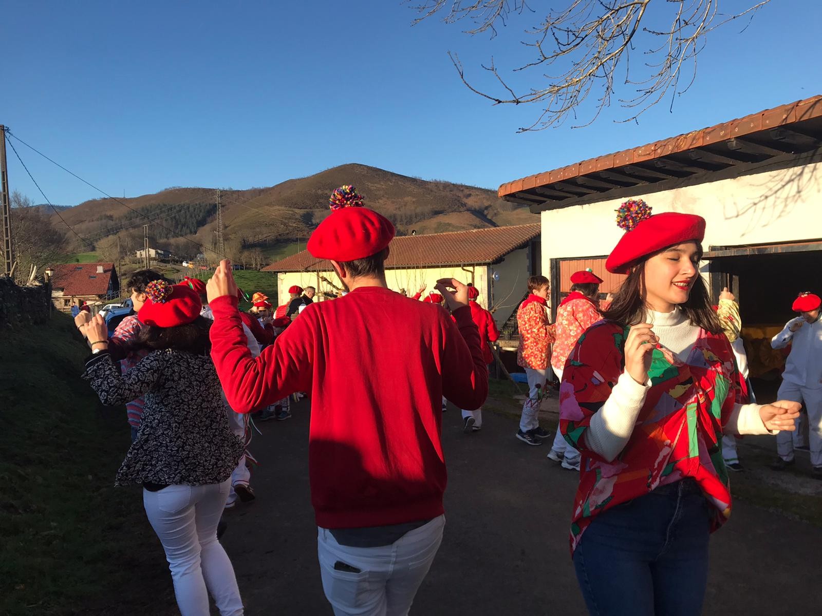Zomorroak eta haurren Zahagi Dantza bueltan, Aranon normaltasunez, bailarako Inauteri goiztiarrenetan