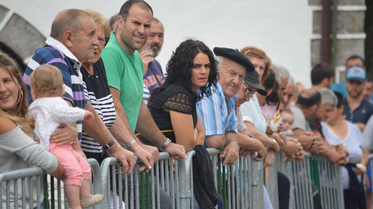 Herri kirolak eta jan-edana, auzotarrak biltzeko aitzakia ona