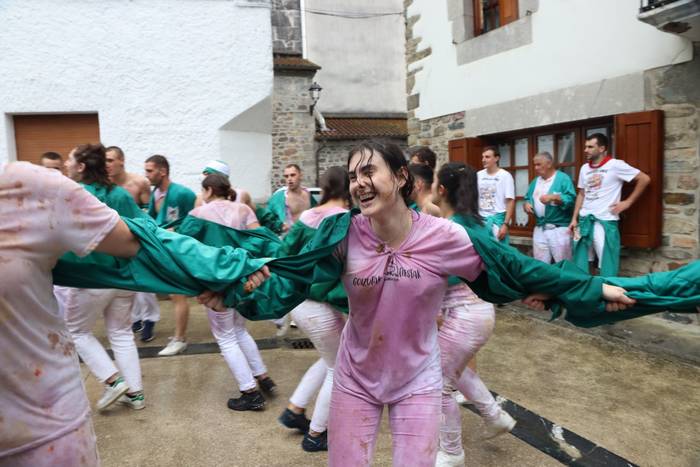 Jantziak ederki zikinduko dituzte gaur Peñen bazkarian, fiestetako azken eguna ondo ospatzeko