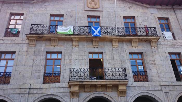 Eskoziar herriari, zorionak