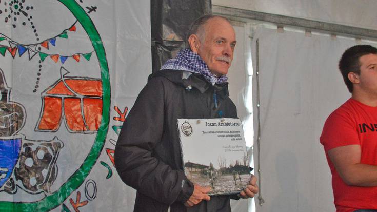 Korrika, jolas, dantza eta kalejira, auzotarrek