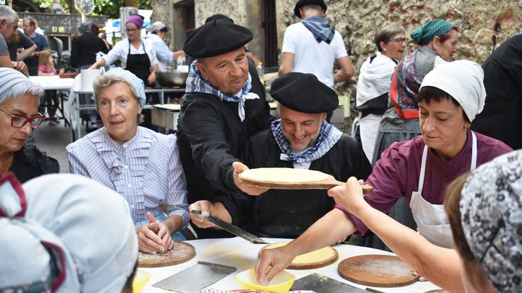 Bertsoak, txistulariak, herri kirolen erakustaldia, dantza emanaldia eta beste asko, Euskal Jaietan