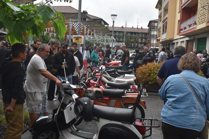 Moto klasiko ederrak ikusteko aukera izan zuten atzo astigartarrek