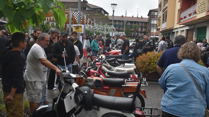 Moto klasiko ederrak ikusteko aukera izan zuten atzo astigartarrek