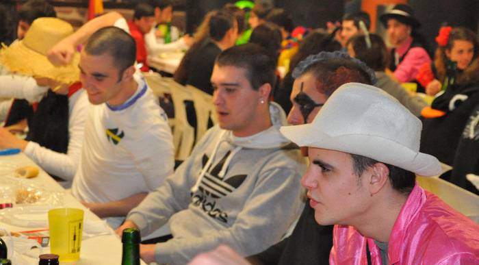 Egitaraua banatzen gaur, mozorro eta guzti