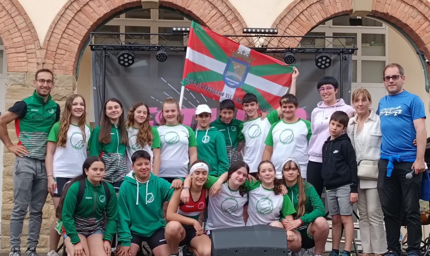 Neska promesak laugarren Zarautzen, enbataren aurretik