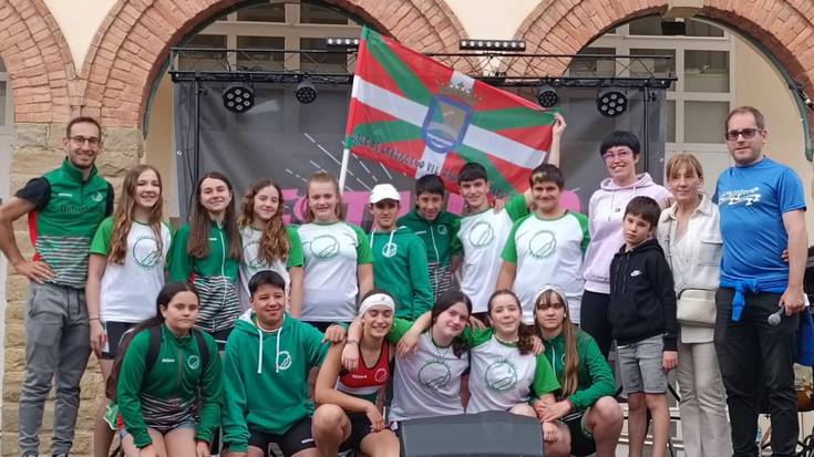Neska promesak laugarren Zarautzen, enbataren aurretik