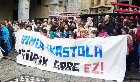 Urumeako gurasoek 1.188 sinadura bildu dituzte, patioa urtebetez luzatzearen alde