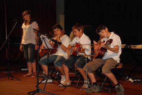 Doinu Zale musika eskolak emanaldi zabala eskaini zuen