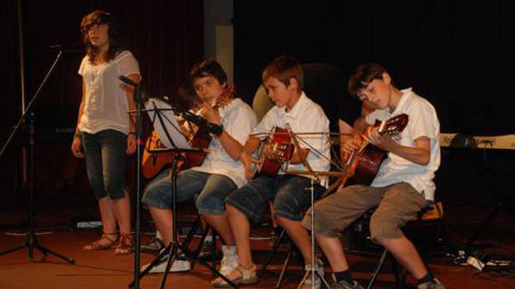 Doinu Zale musika eskolak emanaldi zabala eskaini zuen