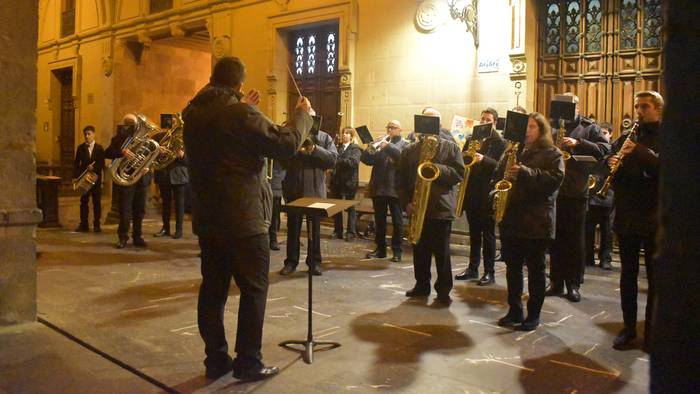 Agur goxoa eskaini zioten Pedro Cárcamori Musika Bandako kideek