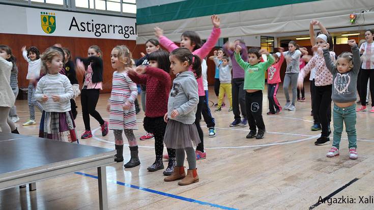 Kirola eginez gozatu dute haur eta helduek