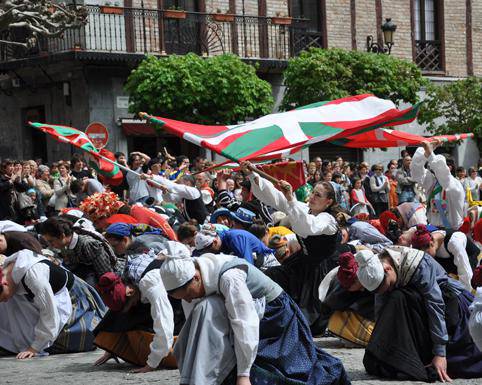 Plaza lepo Ikurriñaren Dantza ikusteko