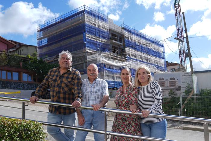 EAJk etxebizitza krisiaren aurrean geldotasuna leporatu dio EH Bilduri