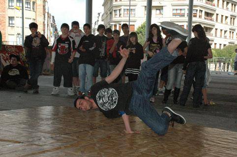 Graffiti, break dance, scratch, DJ tailerrak eta abar gaur, egun osoan zehar, Hip Hop Egunean 