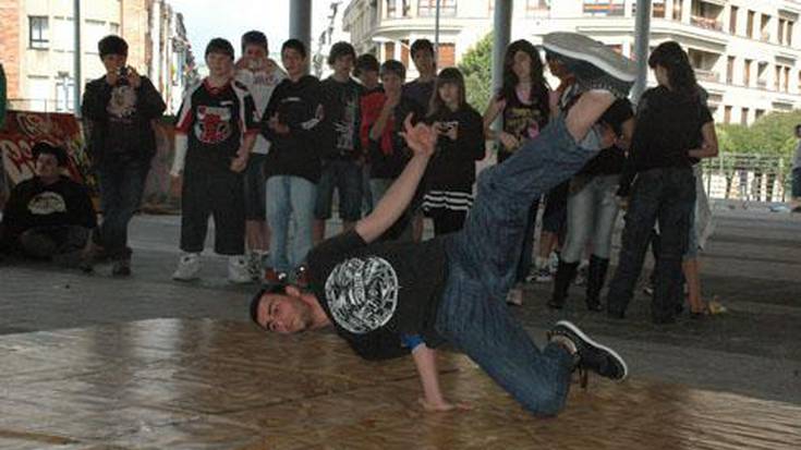 Graffiti, break dance, scratch, DJ tailerrak eta abar gaur, egun osoan zehar, Hip Hop Egunean 