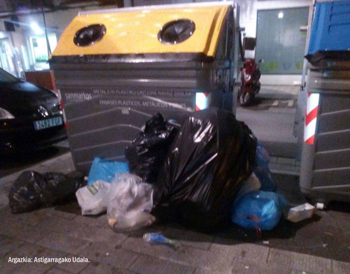 «Hiri hondakinak edukiontzietan sartu behar dira; ez lurrean utzi»