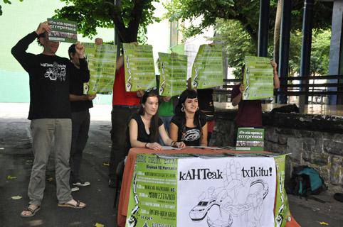 Abiadura Handiko Trenaren aurkako informazioa banatu eta eztabaidatu zuten larunbatean