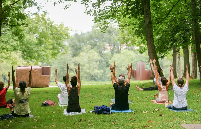 Yoga eta ongizatea eskulturen eta naturaren artean uztartzeko apustua egin du Chillida Lekuk, abuzturako