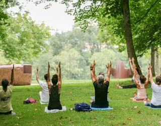 Yoga eta ongizatea eskulturen eta naturaren artean uztartzeko apustua egin du Chillida Lekuk, abuzturako