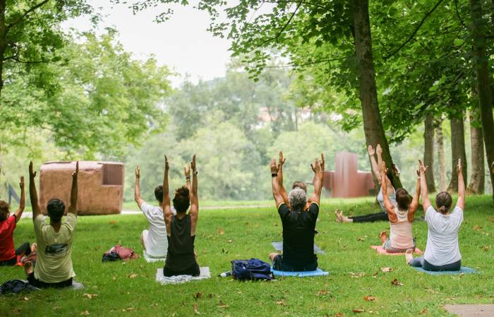 Yoga eta ongizatea eskulturen eta naturaren artean uztartzeko apustua egin du Chillida Lekuk, abuzturako